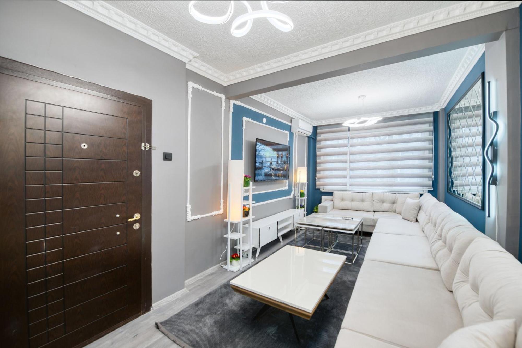 Blue White House Apartment *