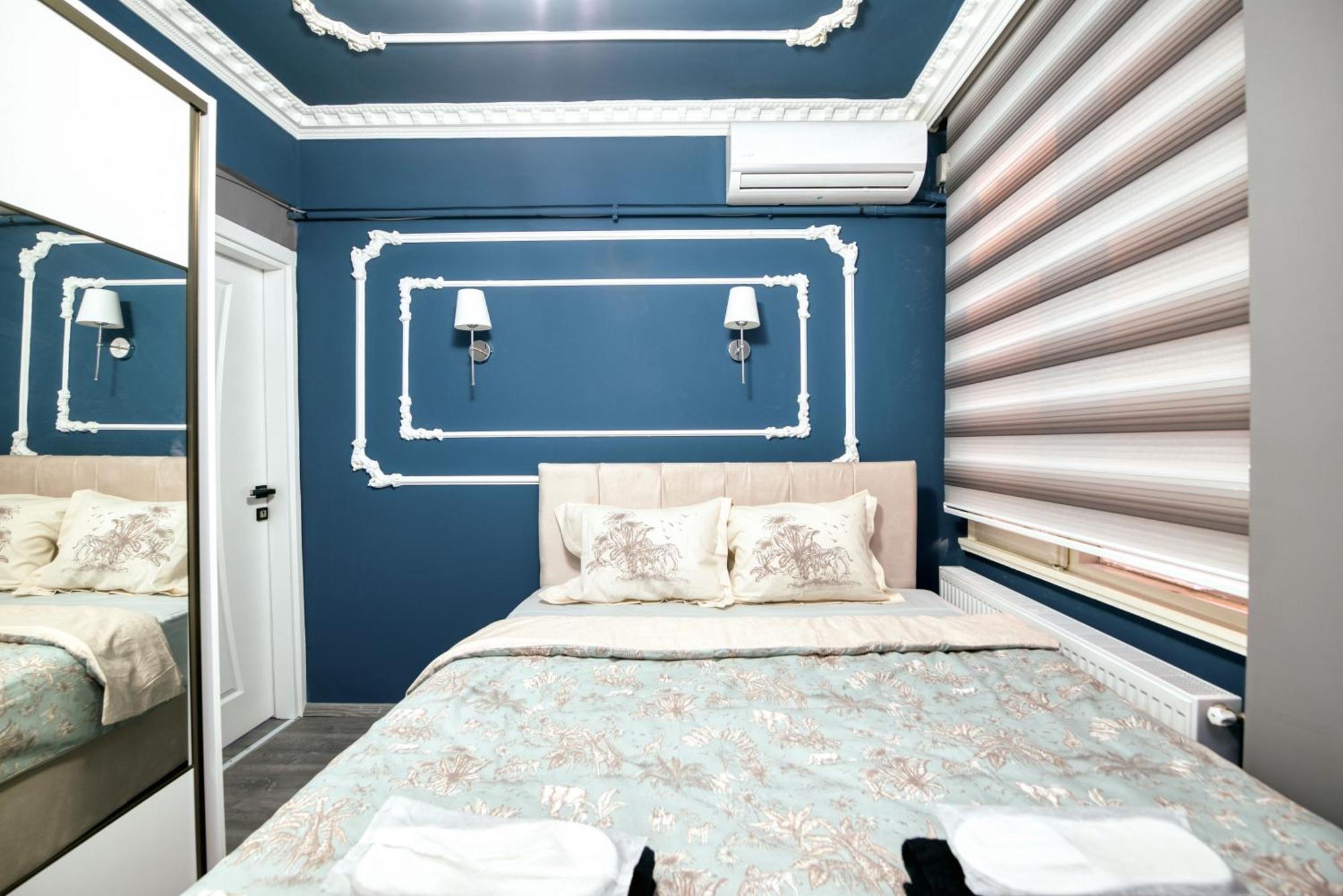 Blue White House Apartment *